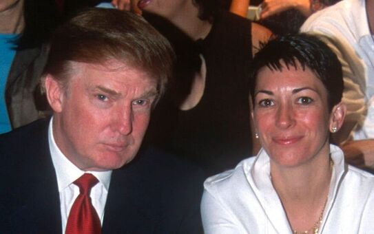 Donald Trump şi Ghislaine Maxwell la prezentarea de modă Anand Jon din New York, 18 septembrie 2000. (Getty Images)