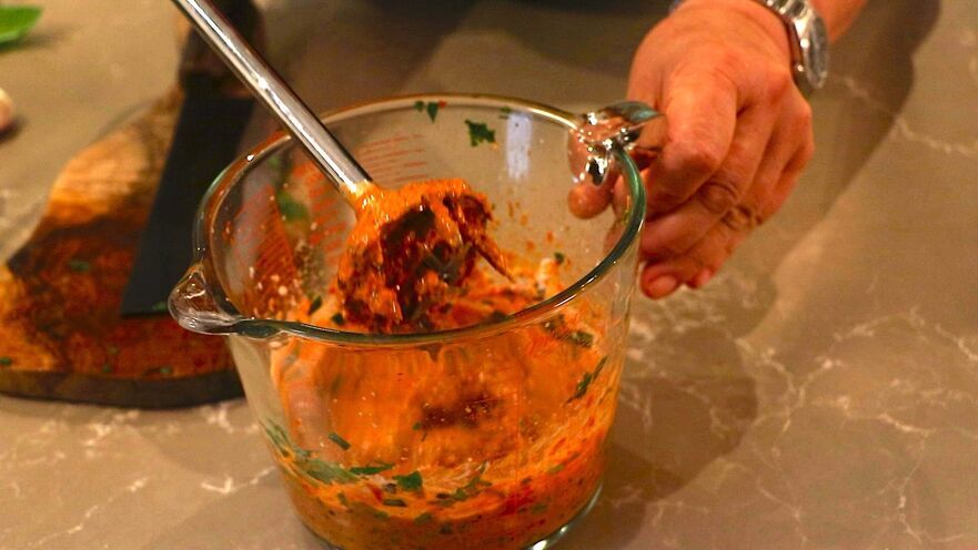 Se continuă mixarea până ce toate ingredientele se omogenizează (Maria Matyiku / Epoch Times)