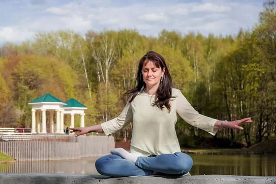 Natalya Minenkova practică meditaţia Falun Gong în Dendropark, Moscova, Rusia, pe 5 iulie 2022. (The Epoch Times)