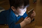 Băieţel cu telefon (Pixabay.com)