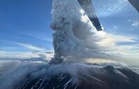 Vulcanul Krasheninnikov din Kamceatka, Rusia, a erupt după 600 de ani de "tăcere", 3 august 2025 (X - screenshot)