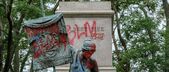 Postamentul pe care se afla statuia generalului confederat Albert Pike rămâne gol după ce a fost dărâmată de protestatari în Piaţa Judiciary din Washington, DC, pe 20 iunie 2020. (Getty Images)