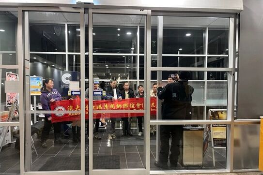 Susţinători ai PCC şi membri ai Asociaţiei Fuqing pozând pentru o fotografie în clădirea Consiliului Local Cumberland din Sydney, Australia, pe 30 iulie 2025. (Cindy Li/The Epoch Times)