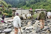 Persoanele blocate de apele revărsate în statul himalayan Uttarakhand  după o inundaţie bruscă şi alunecări de teren au fost salvate cu elicoptere (X - screenshot)