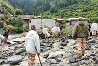 Persoanele blocate de apele revărsate în statul himalayan Uttarakhand  după o inundaţie bruscă şi alunecări de teren au fost salvate cu elicoptere (X - screenshot)