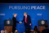 Vladimir Putin (st) şi preşedintele SUA Donald Trump, în Anchorage, Alaska, 16 august 2025 (Getty Images)