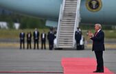 Donald Trump, aplaudându-l pe Putin la sosirea acestuia în Alaska (Getty Images)