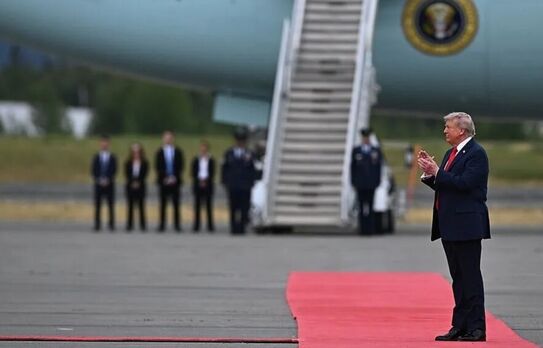 Donald Trump, aplaudându-l pe Putin la sosirea acestuia în Alaska (Getty Images)