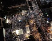 Mulţimi numeroase în Tel Aviv au cerut guvernului să renunţe la decizia de a ocupa în totalitate oraşul Gaza şi să semneze un acord de schimb de prizonieri. (Anadolu/Getty Images)
