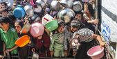 Busculadă la un centru de distribuire a alimentelor, Gaza, 2025 (Mahmoud Issa/Anadolu via Getty Images)