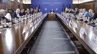 Premierul Ilie Bolojan (c) în şedinţă de Guvern (Guvernul României)