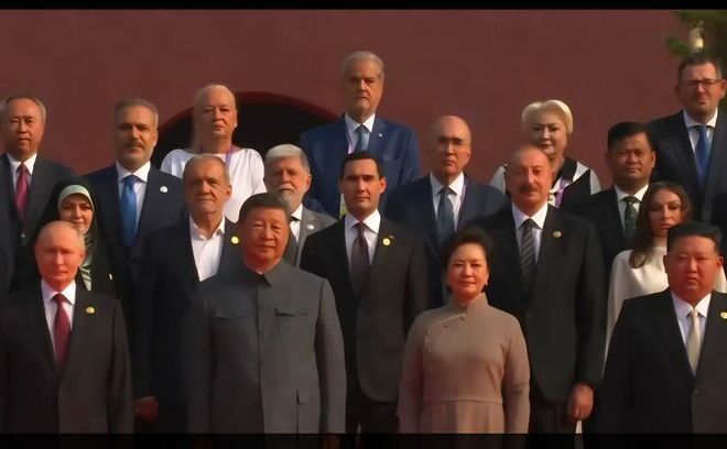 Adrian Năstase şi Viorica Dăncilă (rândul de sus), fotografie de grup alături de marii dictatori ai lumii, Beijing, China, 2 septembrie 2025 (Facebook - screenshot)