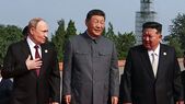 Vladimir Putin (st), merge alături de preşedintele Chinei, Xi Jinping (centru), şi liderul Coreei de Nord, Kim Jong Un, înaintea paradei militare, în Piaţa Tiananmen din Beijing, 3 septembrie 2025. (Getty Images)