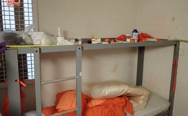 Obiectele personale şi medicamentele lui Jeffrey Epstein au fost aşezate pe patul de sus al celulei sale după ce cadavrul său a fost găsit la Centrul Corecţional Metropolitan pe 10 august 2019. (60 Minutes)