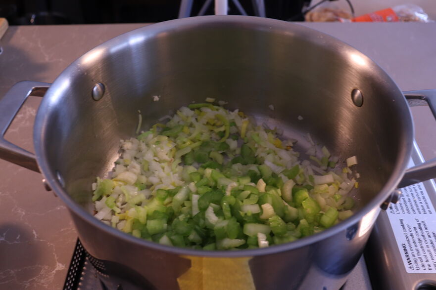 Se adaugă uleiul, ţelina, ceapa, prazul (Maria Matyiku/ Epoch Times)