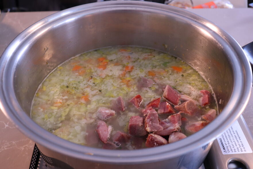 Se adaugă cubuleţele de ciolan afumat (Maria Matyiku/ Epoch Times)