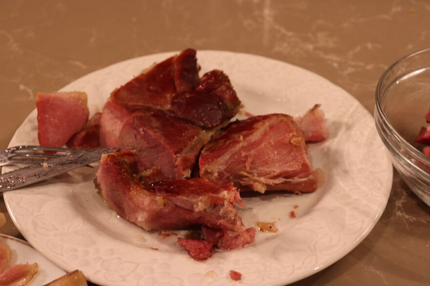 Carnea se alege de pe oase  şi se taie în cubuleţe (Maria Matyiku/ Epoch Times)