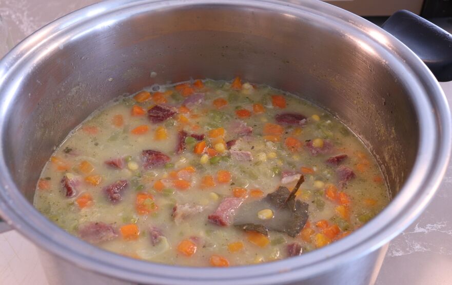 Când mazărea este fiartă se scoate frunza de dafin (Maria Matyiku/ Epoch Times)