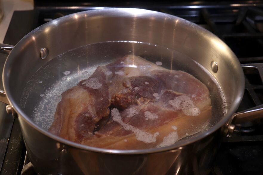 Ciolanul se acoperă bine cu apă si se pune la fiert (Maria Matyiku/ Epoch Times)