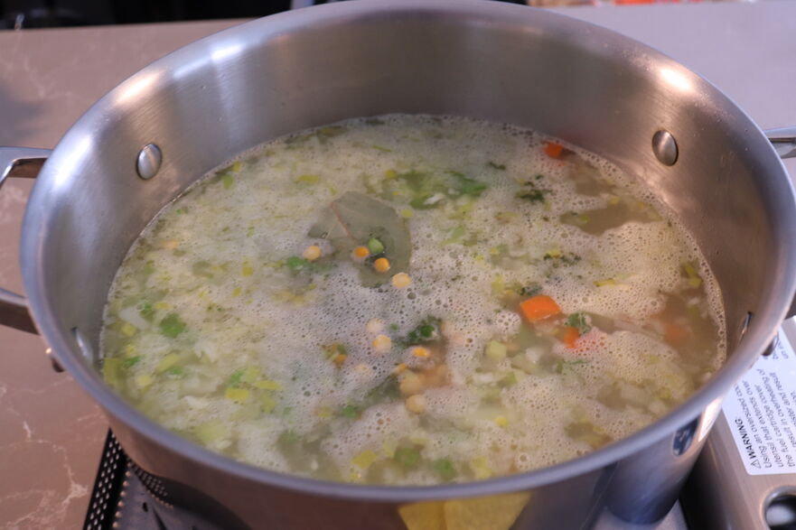 Se adaugă mazărea uscată şi supa de oase (Maria Matyiku/ Epoch Times)