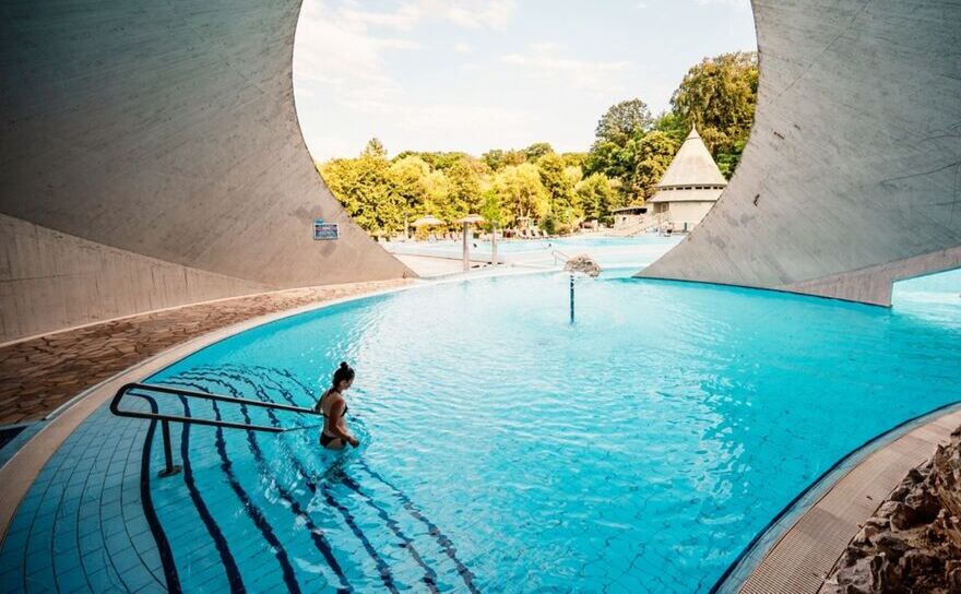 Băi termale în Ungaria (Shutterstock - License: e174f8da56fc11a65d30b6fe004bb45525)