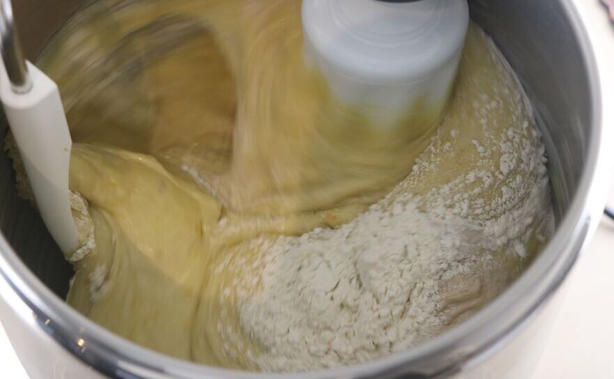 Prepararea aluatului de cozonac (Maria Matyiku / Epoch Times)