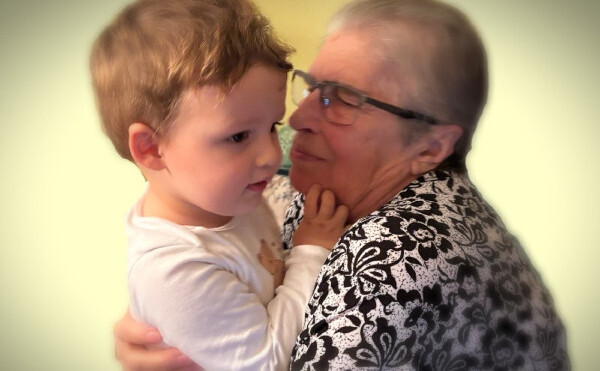 Bunicile care îngrijeau nepoţi au manifestat nu doar performanţe cognitive mai bune, ci şi un ritm mai lent al declinului mental, comparativ cu cele care nu exercitau acest rol. (Foto: The Epoch Times)