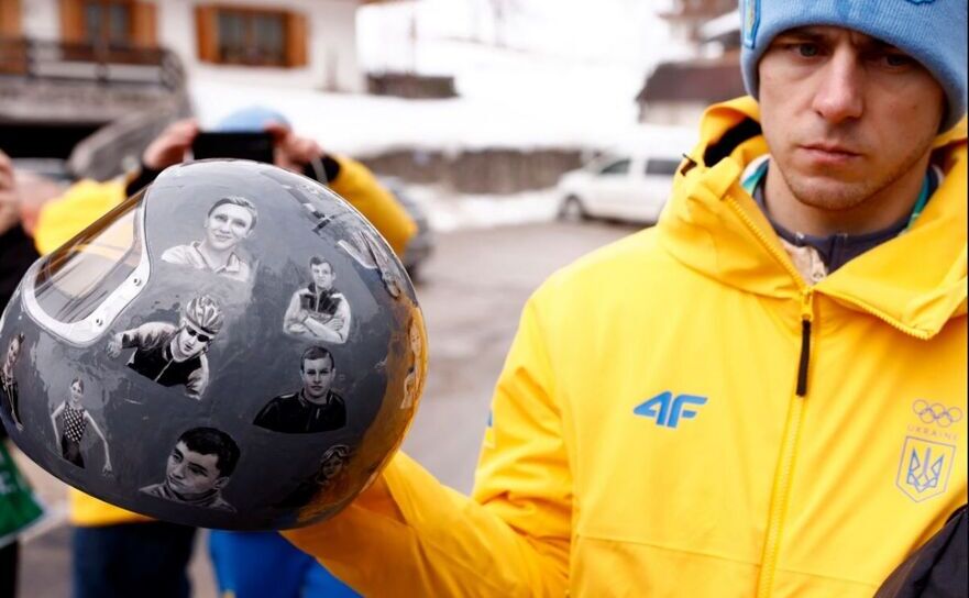 Sportivul ucrainean de skeleton şi membru al Echipei Olimpice Naţionale, Vladislav Heraskevici, şi casca pentru care a fost sancţionat (X - screenshot)