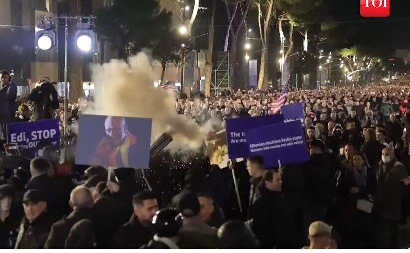 Poliţia din Tirana a folosit gaze lacrimogene şi tunuri cu apă împotriva protestatarilor care cer demisia guvernului albanez, 20 februarie 2026 (YouTube - Screenshot)