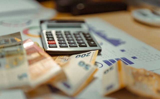 Calculator, bani, economii, investiţii (unsplash.com)