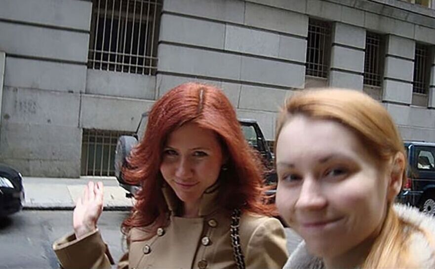 Anna Chapman (st) şi Mila Antonova (X - screenshot)