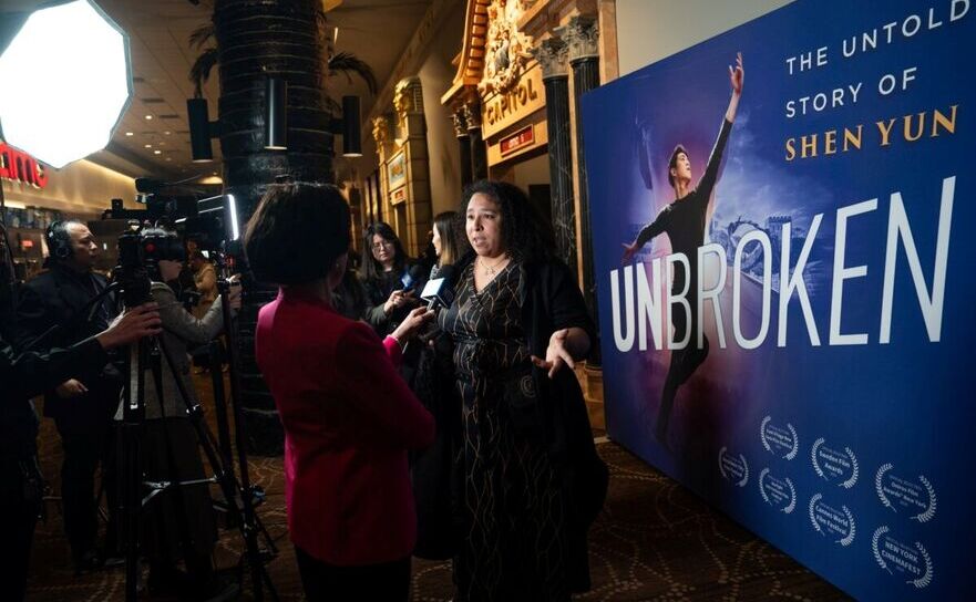 Spectatori sunt intervievaţi cu ocazia premierei mondiale a filmului „Unbroken: The Untold Story of Shen Yun” la AMC Lincoln Square, în New York, pe 24 martie 2026. (Samira Bouaou/Epoch Times)