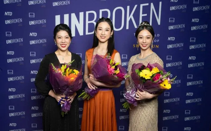 De la stânga la dreapta: violoncelista Rachel Chen, prima dansatoare a Shen Yun, Angela Lin, şi fosta dansatoare a Shen Yun, Alison Chen, asistă la premiera mondială a filmului „Unbroken: The Untold Story of Shen Yun” la AMC Lincoln Square, în New York, pe 24 martie 2026. (Samira Bouaou/Epoch Times)