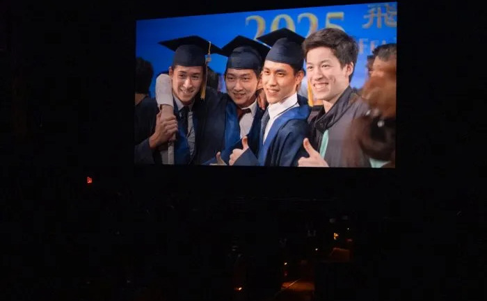 Fraţii Browde, Jesse (dreapta) şi Lucas (stânga), într-o imagine din „Unbroken: The Untold Story of Shen Yun” la premiera mondială de la AMC Lincoln Square, New York, pe 24 martie 2026. (Samira Bouaou/Epoch Times)