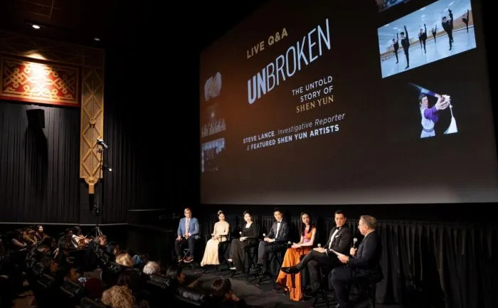 O masă rotundă după premiera mondială a filmului „Unbroken: The Untold Story of Shen Yun” la AMC Lincoln Square, în New York, pe 24 martie 2026. (Samira Bouaou/Epoch Times)