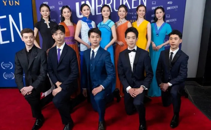 Dansatori ai Shen Yun asistă la premiera mondială a filmului „Unbroken: The Untold Story of Shen Yun” la AMC Lincoln Square, în New York, pe 24 martie 2026. (Samira Bouaou/Epoch Times)