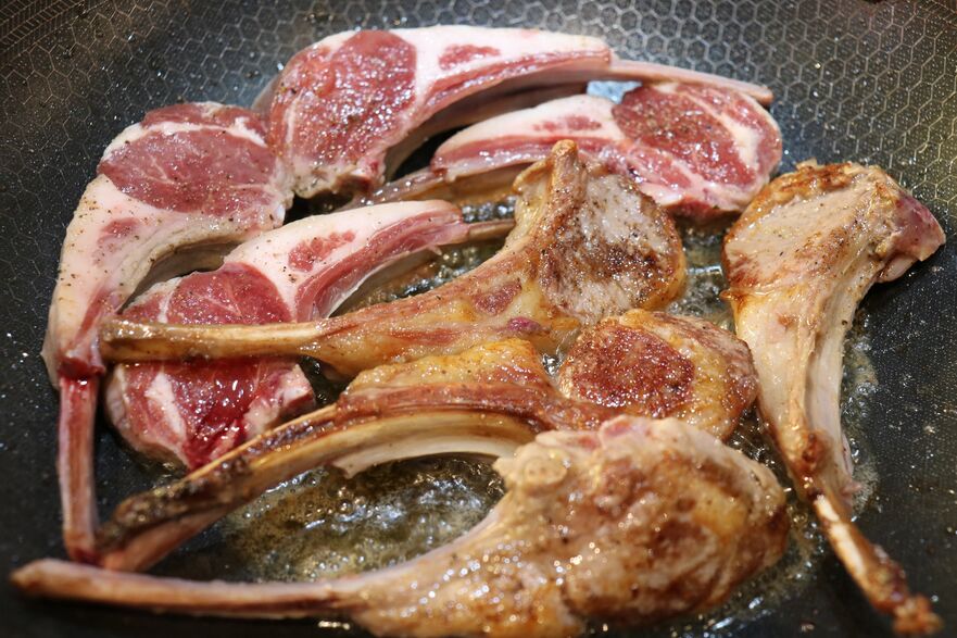 Cotletele se rumenesc (Maria Matyiku / Epoch Times)