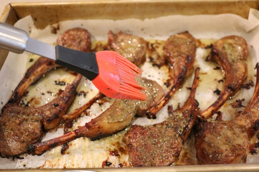 Cotletele se ung cu un strat subţire de pesto (Maria Matyiku / Epoch Times)