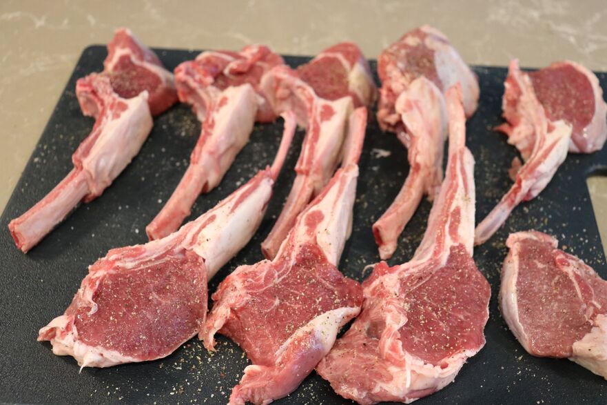 Bucăţile de carne se presară cu sare şi piper (Maria Matyiku / Epoch Times)