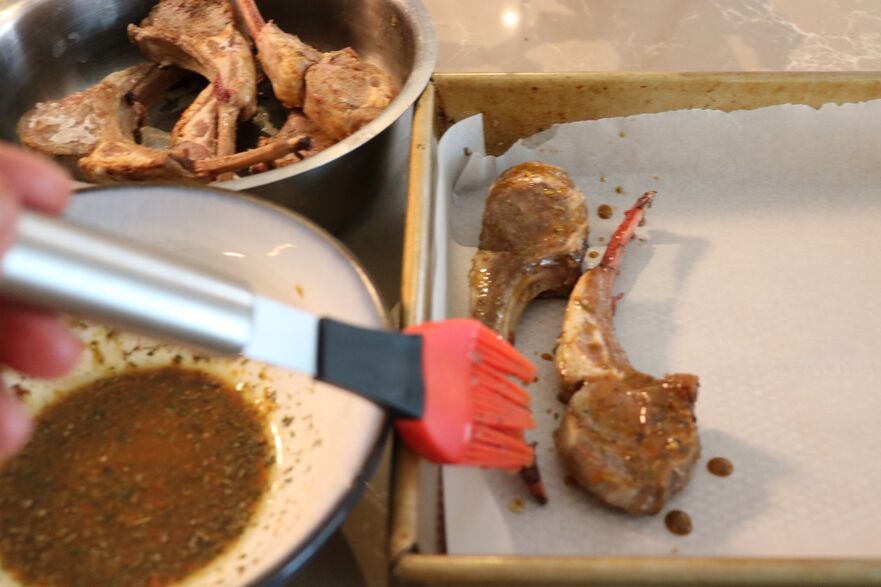 Cotletele rumenite  se ung cu sosul aromat (Maria Matyiku / Epoch Times)