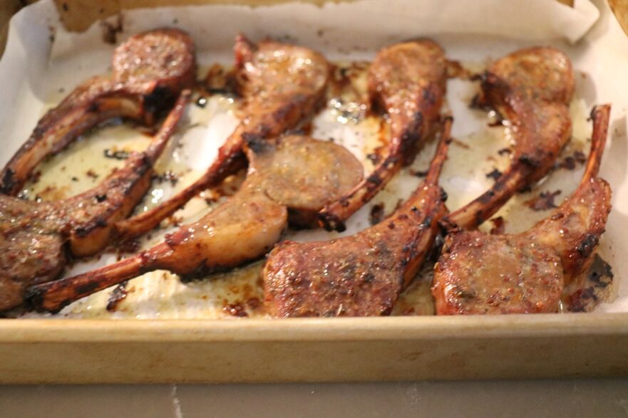 Cotletele se întorc si se continuă coacerea (Maria Matyiku / Epoch Times)