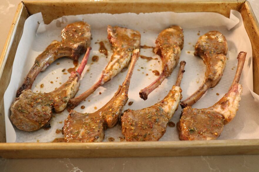 Cotletele se pun apoi într-o tavă tapetată cu hârtie de copt (Maria Matyiku / Epoch Times)