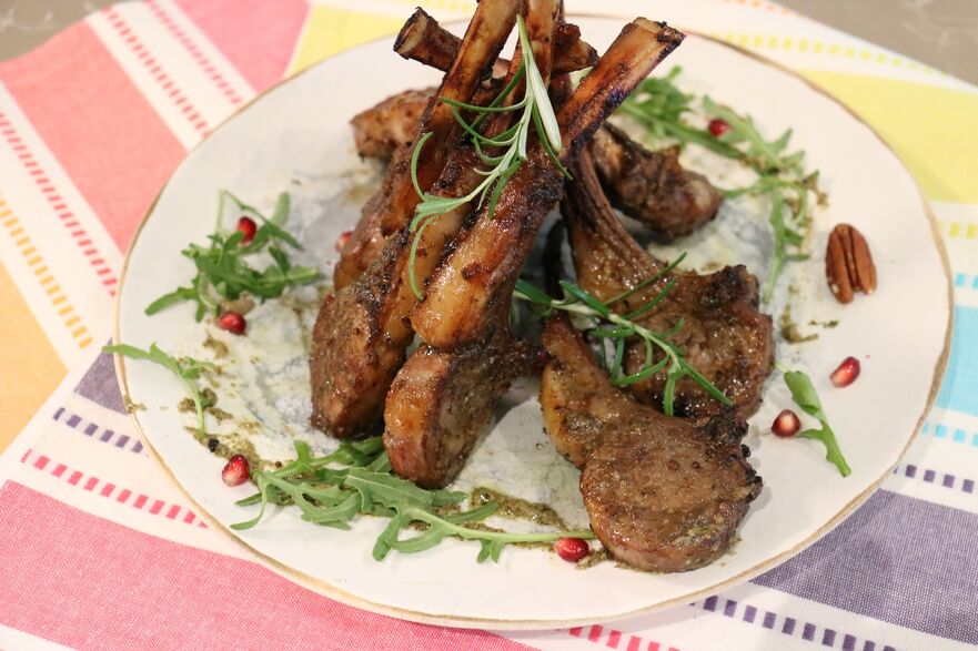 Cotletul de miel se poate servi. Vă dorim poftă bună! (Maria Matyiku / Epoch Times)