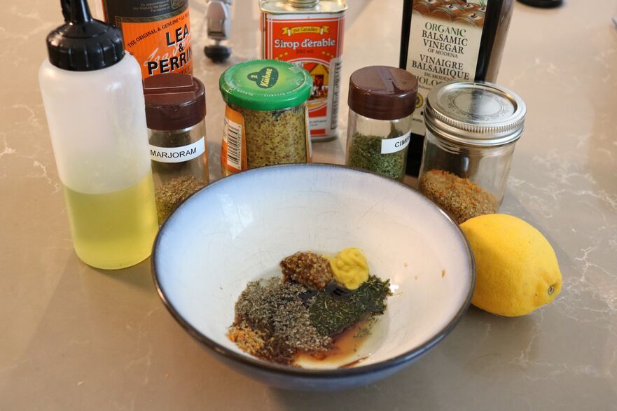 Într-un castron se prepară sosul pentru uns (Maria Matyiku / Epoch Times)