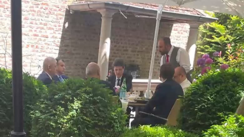 Nicuşor Dan, la masă cu Lucian Pahonţu, Rareş Bogdan, Victor Negrescu, Eugen Tomac şi Valentin Naumescu (Emilia Şercan via Digi24)
