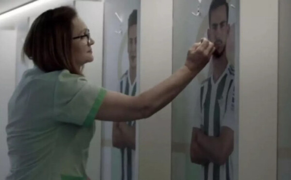 Chari Peña, mama lui Fabián Ruiz, făcând curăţenie în vestiarul în care se pregătea fiul său. (Foto: Reţele sociale)