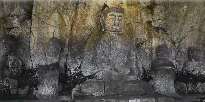 Dainichi Nyorai, Buddha suprem al universului, este flancat de 12 figuri însoţitoare, în centrul grupului Furuzono. (© Muda Tomohiro)